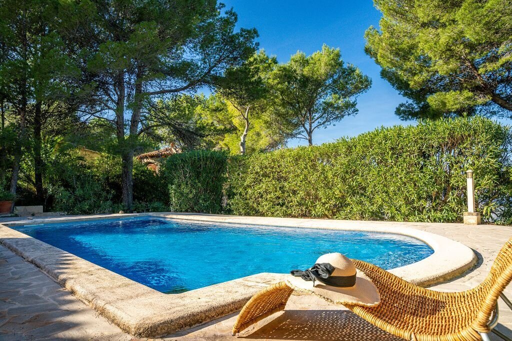 Colonia de Sant Pere: Propiedad con vistas panorámicas al mar con un amplio jardín y licencia de turística 